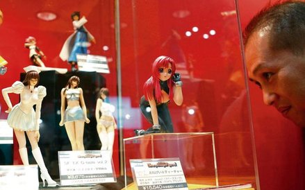 Znawca figurek Yamato. Zasadniczo mieszka z rodzicami