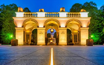 Grób Nieznanego Żołnierza znajduje się w Ogrodzie Saskim w Warszawie