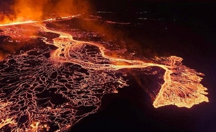 Erupcja wulkanu w pobliżu miasta Grindavik