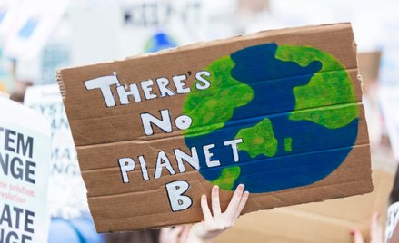 „Nie ma planety B” – transparent na proteście przeciw nieodpowiedzialnej polityce klimatycznej