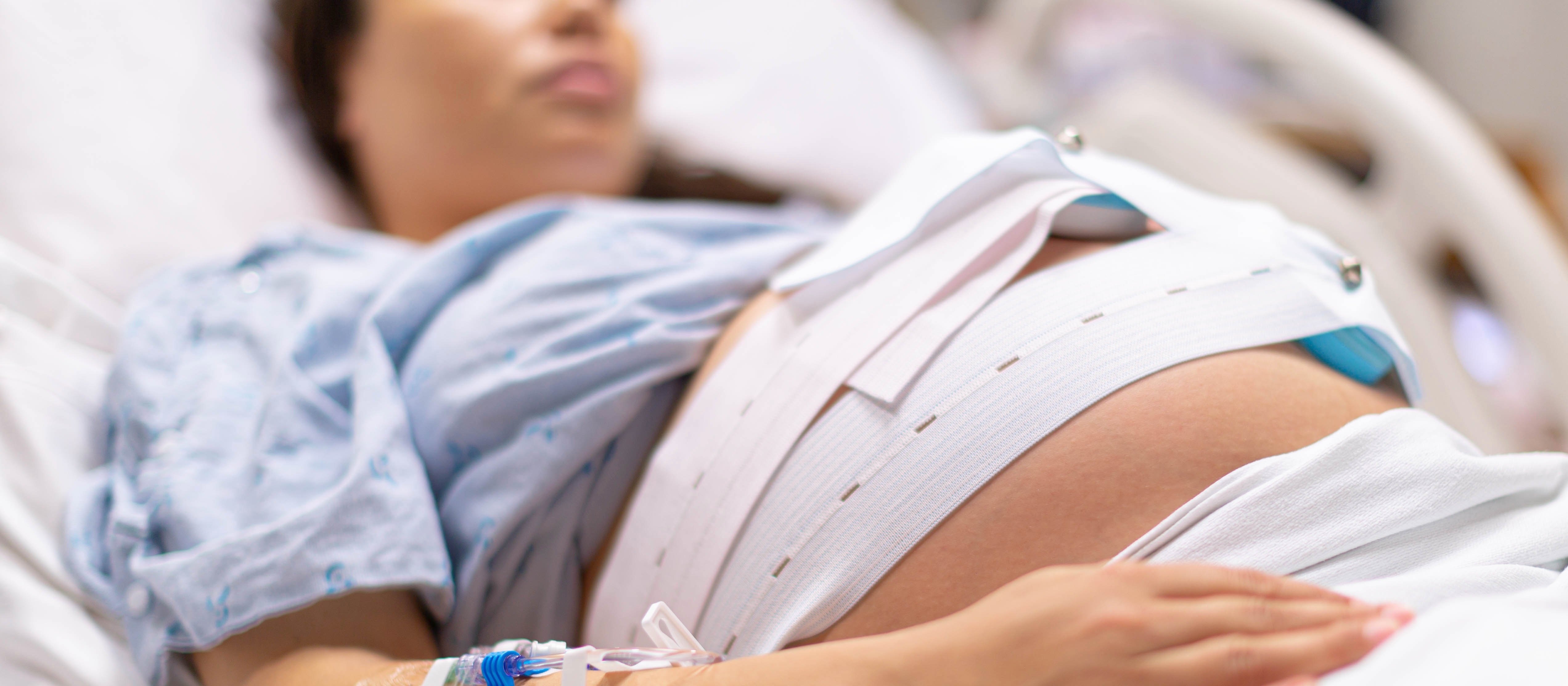 Pokoje narodzin zamiast porodówek? Szpitale nie chcą nowego rozwiązania