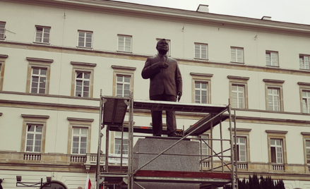 Pomnik Lecha Kaczyńskiego stanął na Placu Piłsudskiego