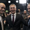 Sekretarz Generalny NATO Jens Stoltenberg (w środku) MSZ Francji Jean-Yves Le Drian (po lewej) i MSZ