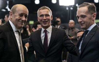 Sekretarz Generalny NATO Jens Stoltenberg (w środku) MSZ Francji Jean-Yves Le Drian (po lewej) i MSZ
