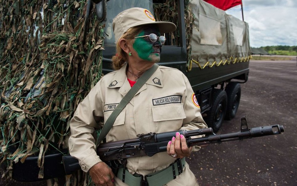 Członek rezerwy wojska wenezuelskiego przed paradą wojskową w Tumeremo.