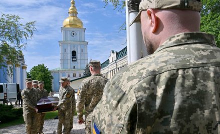 Ukraińscy żołnierze niosą trumnę z poległym kolegą. Kijów, 10 czerwca