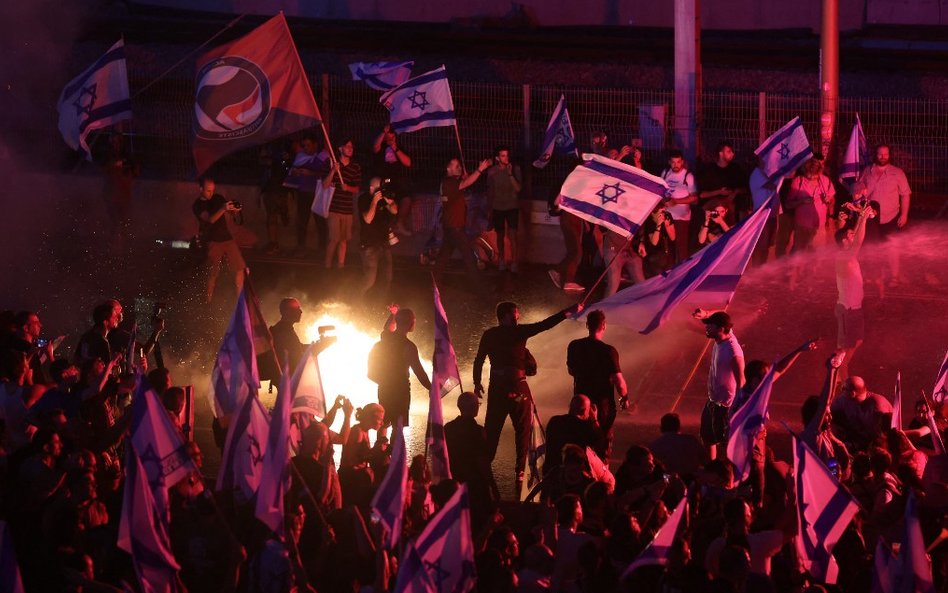 Policja użyła armatek wodnych do rozpędzenia antyrządowych protestujących na autostradzie Ayalon w T