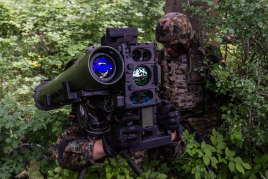 Żołnierze Bundeswehry z wyrzutnią ppk EuroSpike LR.