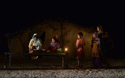 29 lutego, Indie. Młoda dziewczyna uczy się przy świecach. Tylko nieliczni mieszkańcy slumsów w Indi