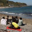 Imigranci na plaży w Ceucie