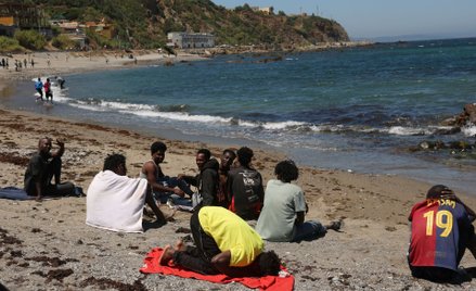 Imigranci na plaży w Ceucie