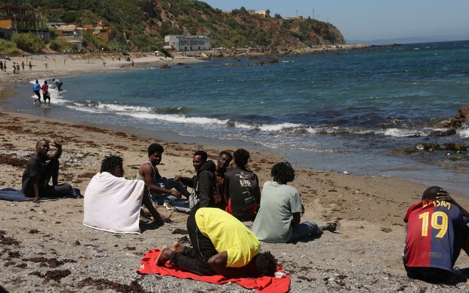 Imigranci na plaży w Ceucie