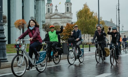 We wtorek, 29 października uporczywy kapuśniaczek nie przeszkodził grupie rowerzystów z Polski i z z