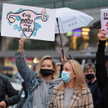 Poniedziałek był kolejnym dniem protestów kobiet po czwartkowej decyzji Trybunału Konstytucyjnego