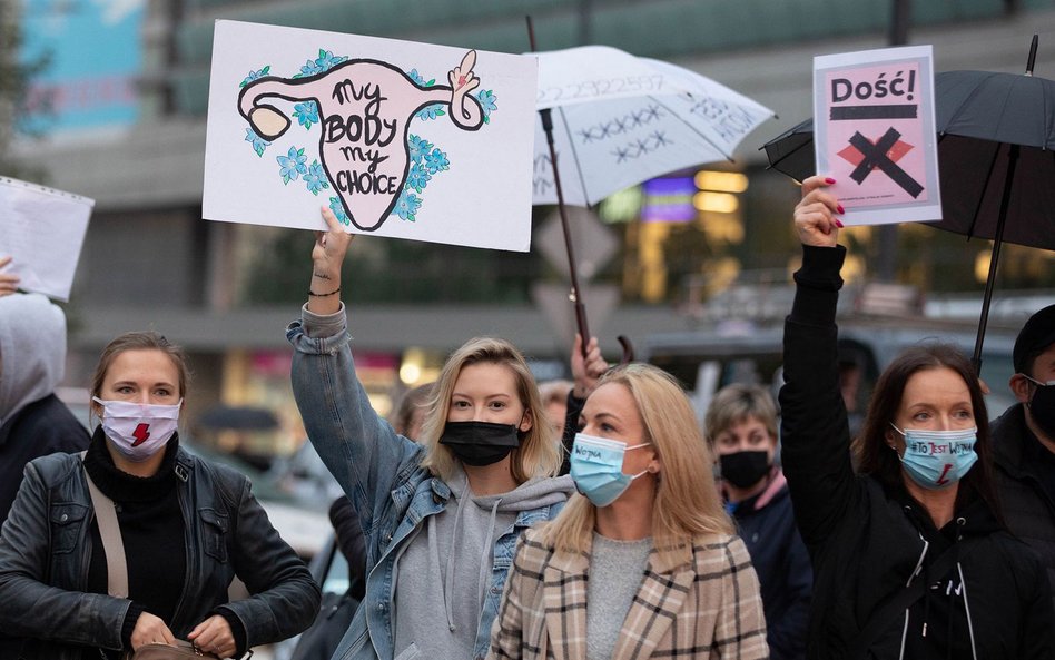 Poniedziałek był kolejnym dniem protestów kobiet po czwartkowej decyzji Trybunału Konstytucyjnego