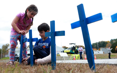 Krzyże dla ofiar w Lewiston, miasteczku w stanie Maine