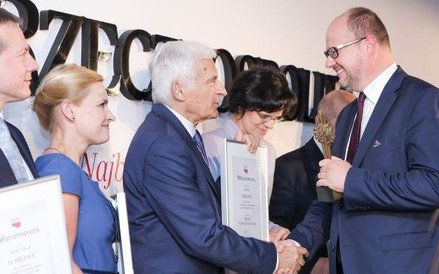 Prezydent Gdańska Paweł Adamowicz odbiera statuetkę i dyplom z rąk Jerzego Buzka