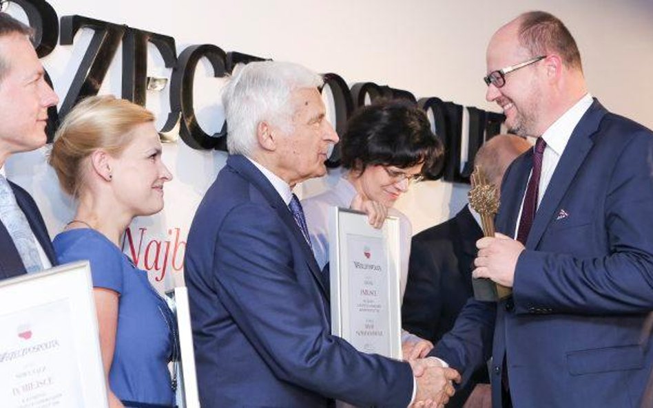 Prezydent Gdańska Paweł Adamowicz odbiera statuetkę i dyplom z rąk Jerzego Buzka