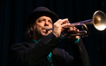 Frank London wystąpi przed publicznością Festiwalu Warszawa Singera 27 sierpnia w Teatrze Kwadrat