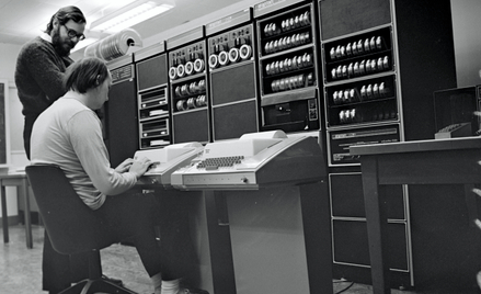 Ken Thompson i Dennis Ritchie przy PDP-11, ok. 1970 r.