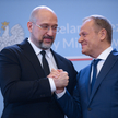 Premier Polski Donald Tusk (P) oraz premier Ukrainy Denys Szmyhal (L) podczas konferencji prasowej p