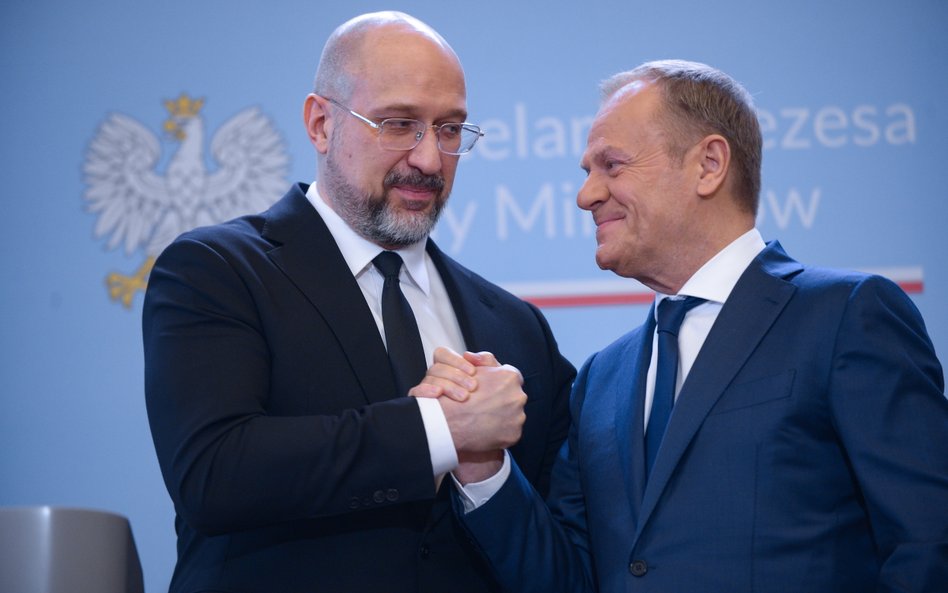 Premier Polski Donald Tusk (P) oraz premier Ukrainy Denys Szmyhal (L) podczas konferencji prasowej p