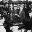 Wnętrze zatłoczonego baru tuż przed północą, 30 czerwca 1919 r. Za chwilę zacznie obowiązywać zakaz 