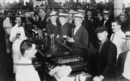 Wnętrze zatłoczonego baru tuż przed północą, 30 czerwca 1919 r. Za chwilę zacznie obowiązywać zakaz 
