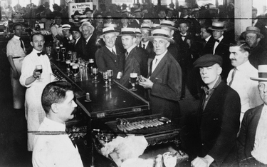 Wnętrze zatłoczonego baru tuż przed północą, 30 czerwca 1919 r. Za chwilę zacznie obowiązywać zakaz 