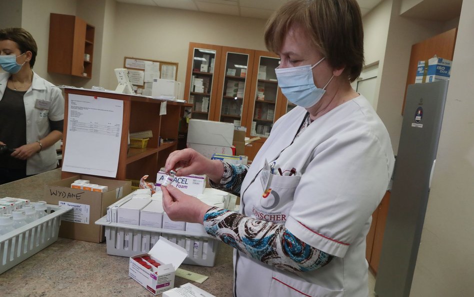 Koronawirus. Czy szczepić się szczepionką AstraZeneca? Ekspert odpowiada