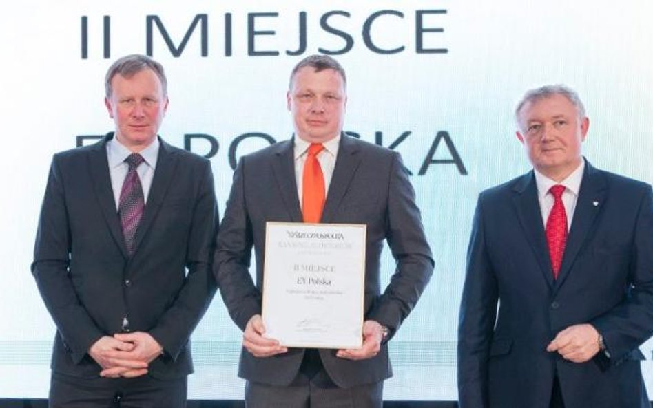 Artur Żwak, partner w dziale audytu, odebrał wyróżnienie w imieniu EY