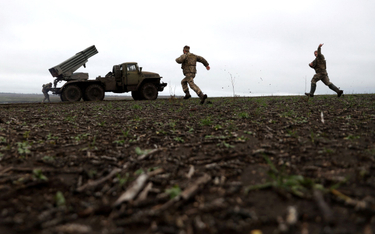 Po ostrzelaniu rosyjskich pozycji na linii frontu w pobliżu Bachmutu (obwód doniecki) ukraińscy żołn
