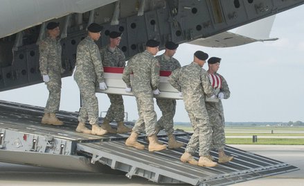 Powitanie ciała sierżanta Michaela Ollisa w bazie Dover AFB w stanie Delaware, 31 sierpnia 2013 r.