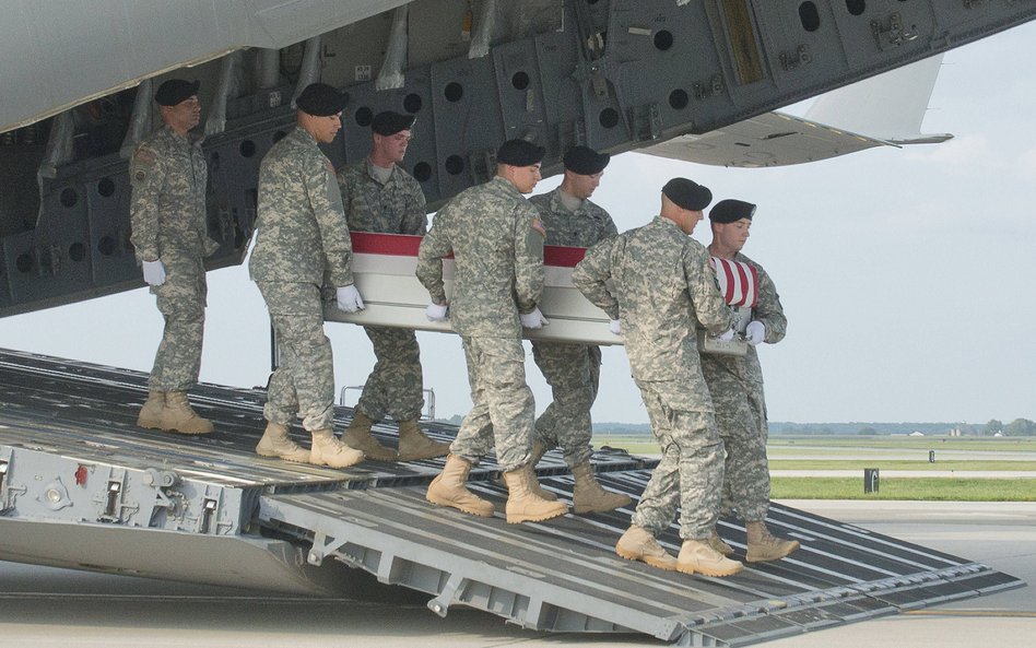 Powitanie ciała sierżanta Michaela Ollisa w bazie Dover AFB w stanie Delaware, 31 sierpnia 2013 r.