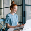 Hybrydowy model pracy łączący home office z wizytami w biurze zostanie z nami na zawsze, ale nie ze 
