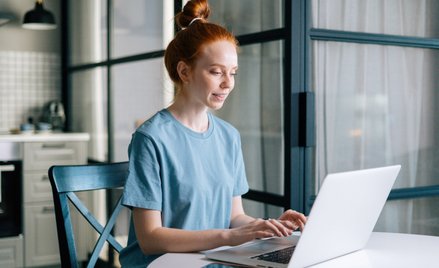 Hybrydowy model pracy łączący home office z wizytami w biurze zostanie z nami na zawsze, ale nie ze 
