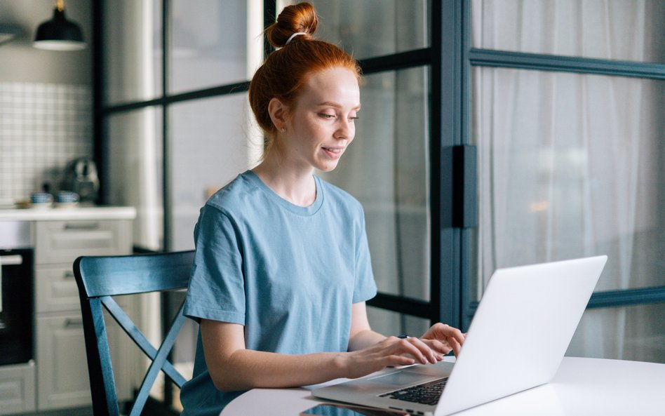 Hybrydowy model pracy łączący home office z wizytami w biurze zostanie z nami na zawsze, ale nie ze 