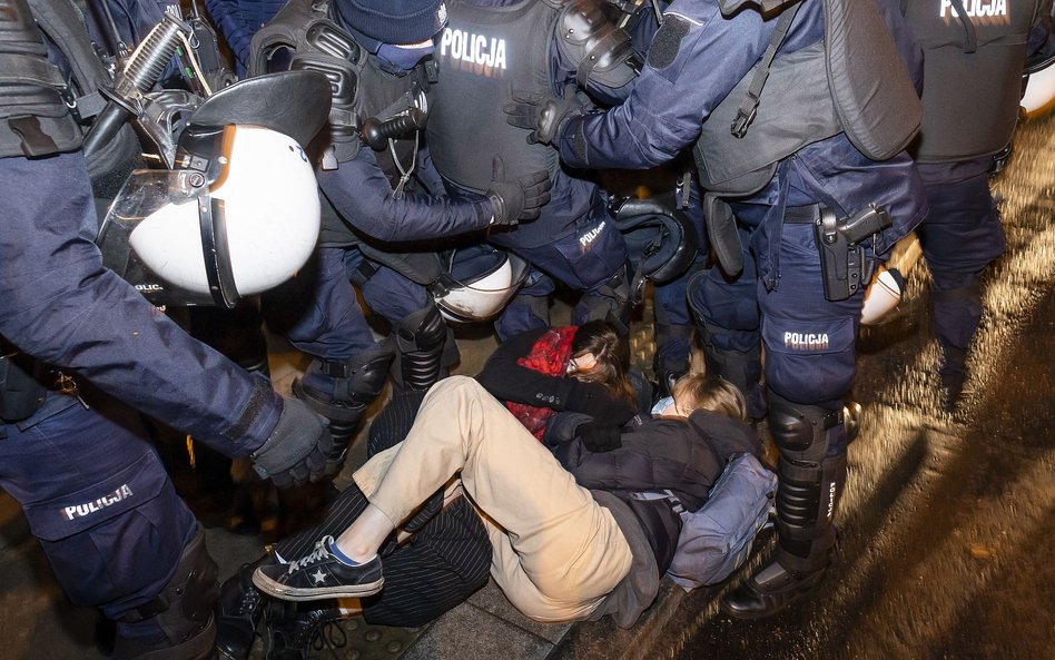 Protest kobiet w Warszawie. Policja zatrzymała demonstrację