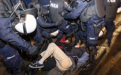 Protest kobiet w Warszawie. Policja zatrzymała demonstrację