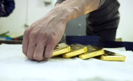 Złoto wciąż walczy o przebicie 1300 dolarów