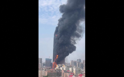 Pożar biurowca China Telecom. Budynek płonie jak pochodnia