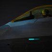 Żołnierz Sił Powietrznych USA kołuje samolotem F-22 Raptor podczas operacji Epic Fury w obszarze odp