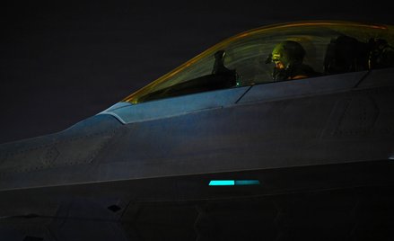 Żołnierz Sił Powietrznych USA kołuje samolotem F-22 Raptor podczas operacji Epic Fury w obszarze odp