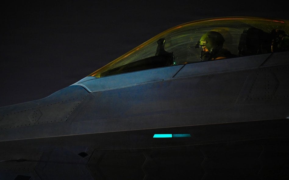 Żołnierz Sił Powietrznych USA kołuje samolotem F-22 Raptor podczas operacji Epic Fury w obszarze odp
