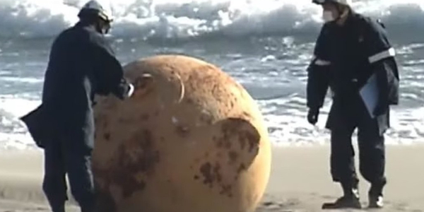 Tajemnicza kula usunięta z plaży w Japonii. Naukowiec wyjaśnił, co to za przedmiot