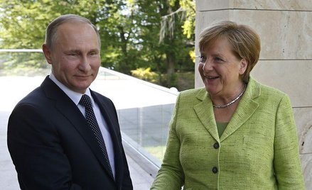 Władimir Putin i Angela Merkel. Uśmiechy dla prasy.