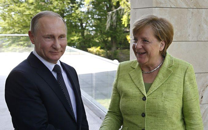 Władimir Putin i Angela Merkel. Uśmiechy dla prasy.