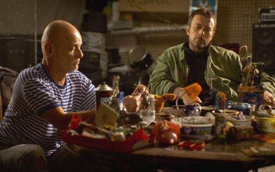 Robert Brylewski (Stan Dudeyko) i Tymon Tymański (Jerzy Bydgoszcz) w scenie z filmu