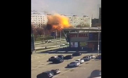 Moment uderzenia rakiety w budynek w Zaporożu