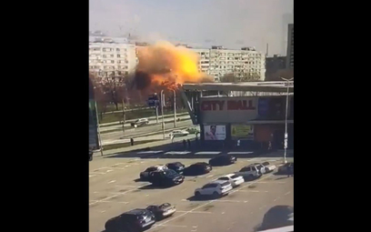 Moment uderzenia rakiety w budynek w Zaporożu